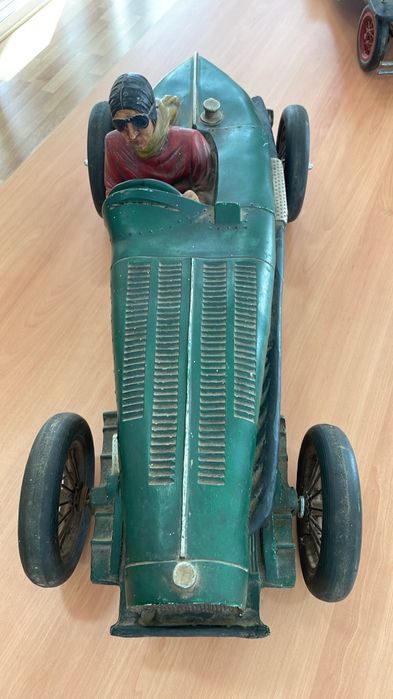 Modelo de carro de corrida artesanal dos anos 1950