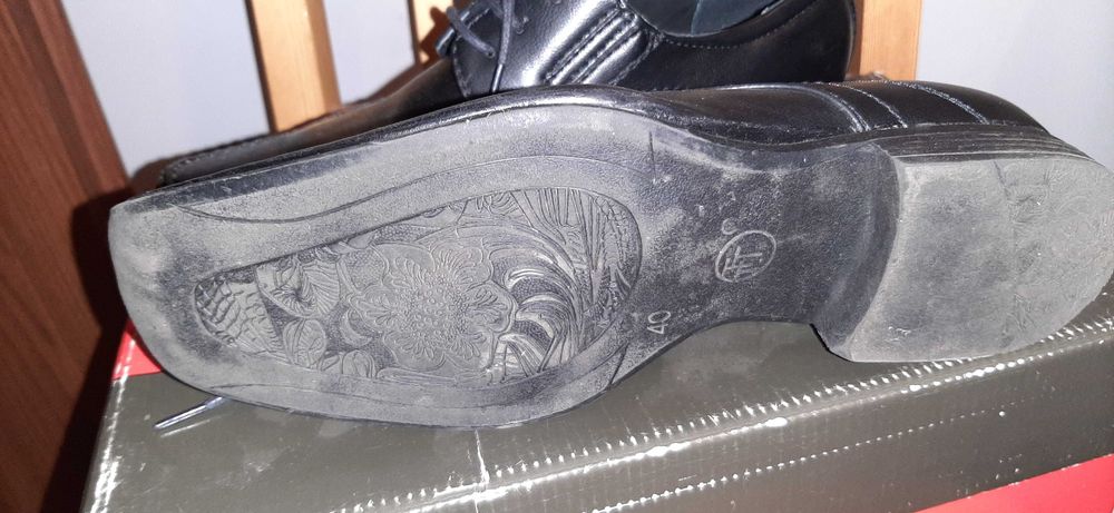 Sprzedam czarne buty t. 40