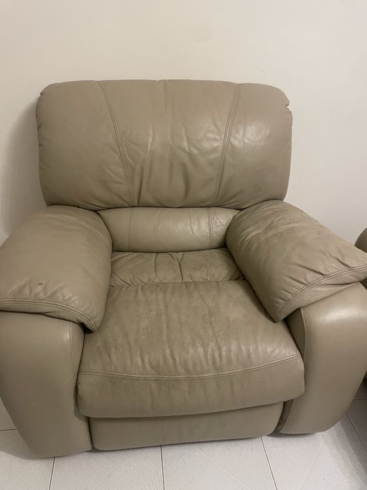 Sofá de dois lugares e poltrona da chateau d’ ax