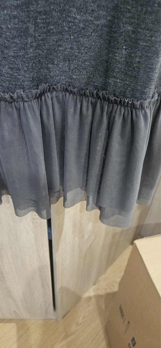 Sukienka émilie szara na ramiączkach z falbanką s