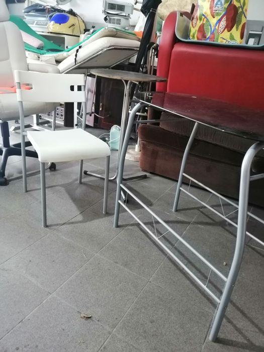 Mesas e vários artigos