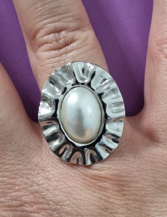 Anel prateado, em aço inoxidável, com uma pérola. Ajustável