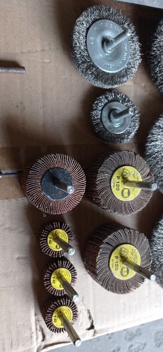 Material de desbastar e limpeza com 2 frezes novas...