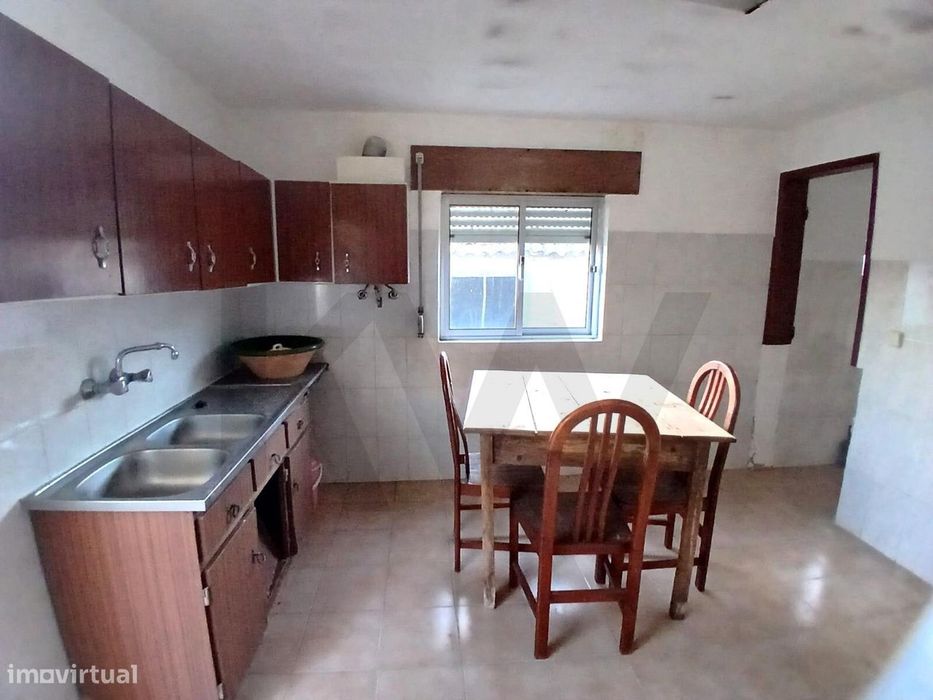 Moradia de Aldeia T2 com Terreno e Adega no Zambujal – Oportunidade de