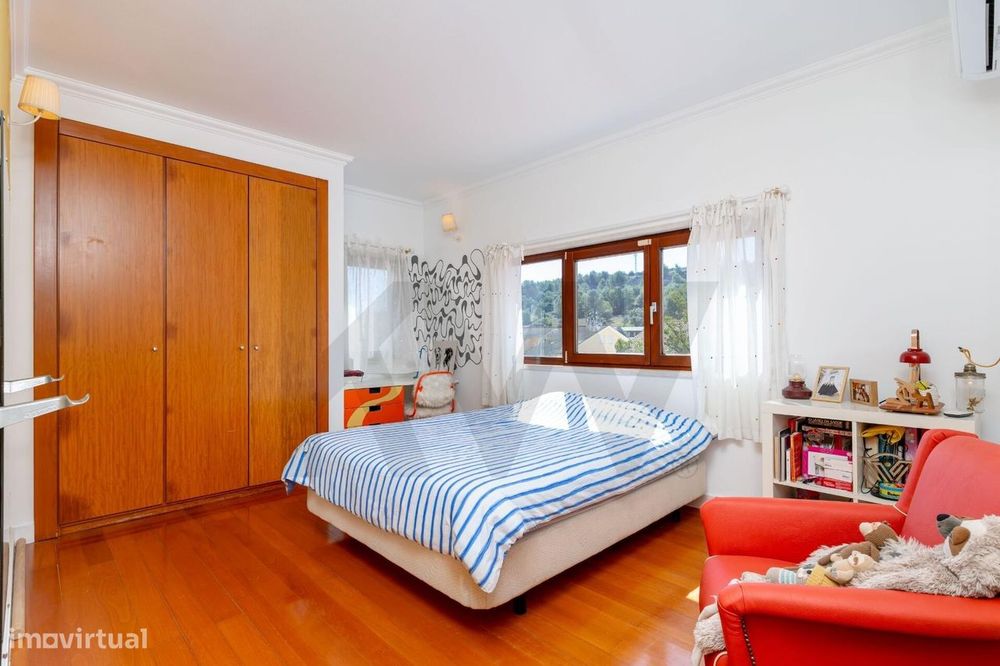 Moradia T4+1 com piscina, jardim amplo e garagem | Barcarena