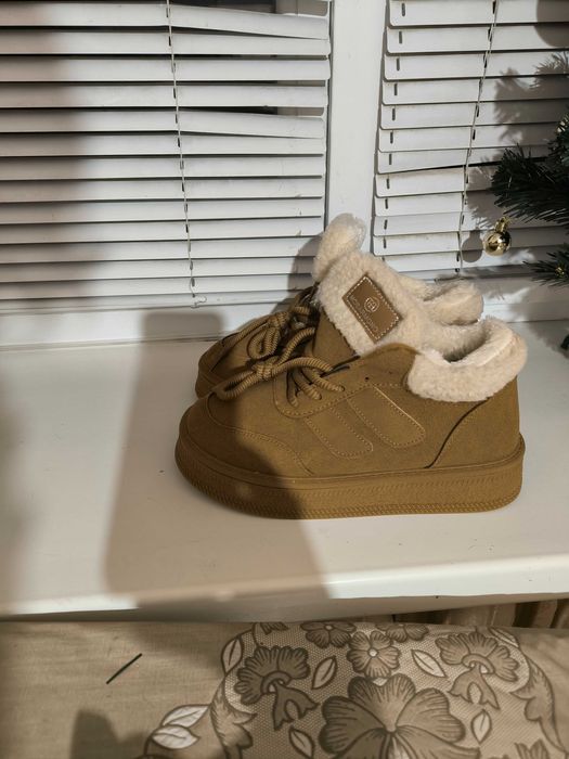 Продам замшевые ботинки