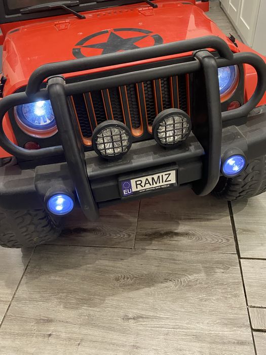 Sprzedam samochód dzieciecy Jeep 2os