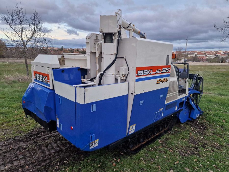 Mini Ceifeira Debulhadora Iseki HC320  com tubo de descarga - Japonesa