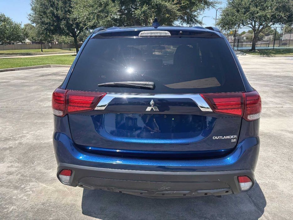 Mitsubishi Outlander SE      2019