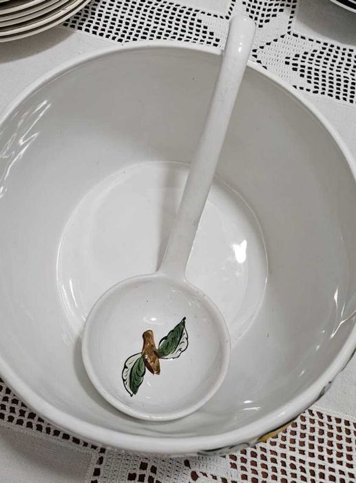 Terrina da sopa pintada à mão com relevos