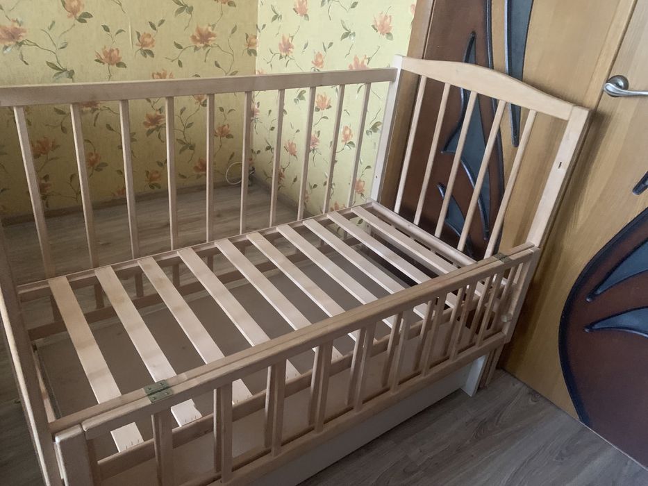 Кроватка дитяча з маятником