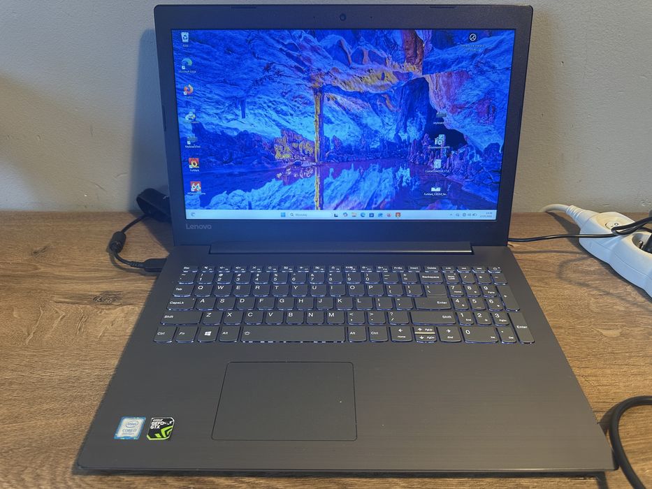 Продам игровой ноутбук Lenovo Ideapad 330-15ICH I7-8750H/gtx 1050 новая батарея
