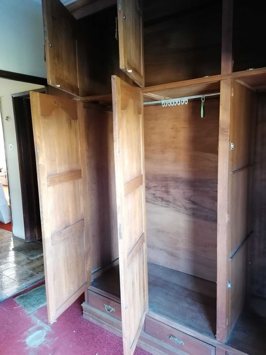 Roupeiro grande com 2,20 cm  de comprimento por 2,60 cm altura