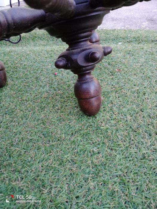 Candeeiro de teto muito antigo com seis globos.