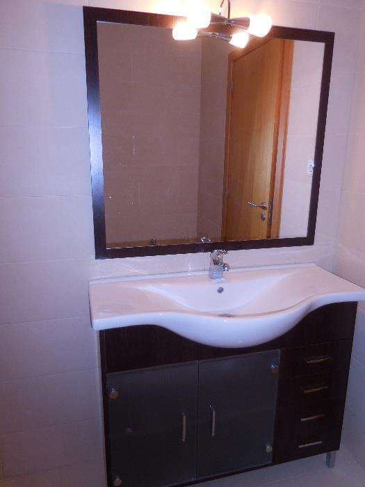 Armário de casa de banho com lavatório e espelho com iluminação