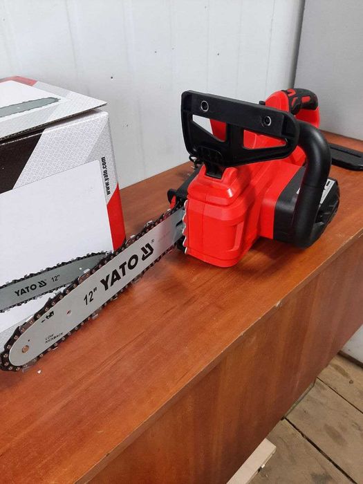 Акумуляторна пила YATO YT-828137 шина 30 см + АКБ 4Агод і зарядка