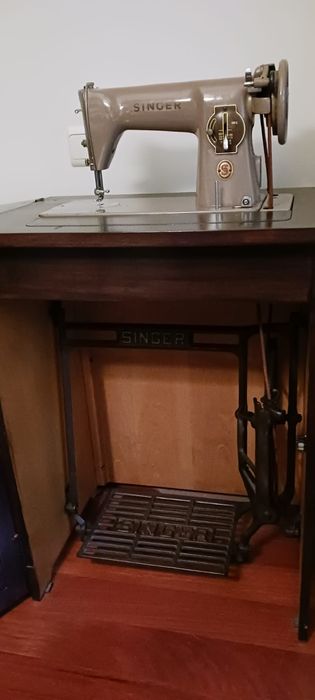 Movel com maquina de costura singer como nova