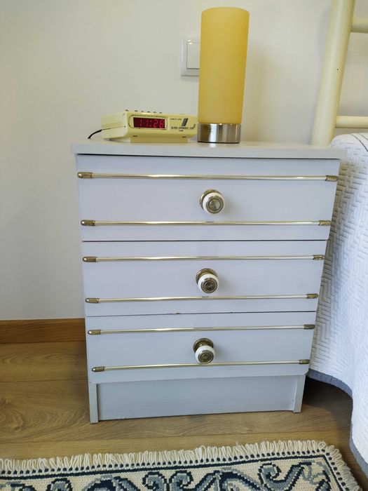 Cama de ferro de casal, com mesas de cabeceira