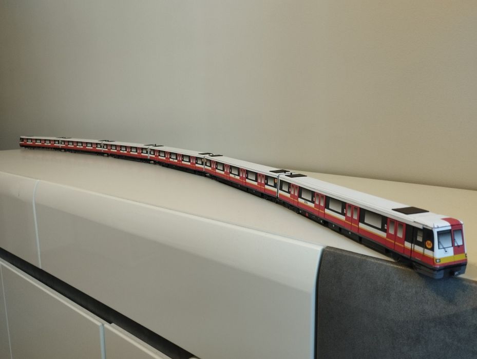 Alstrom Metropolis 98B 1:87 zabawka pociąg pasażerski miejski autobus