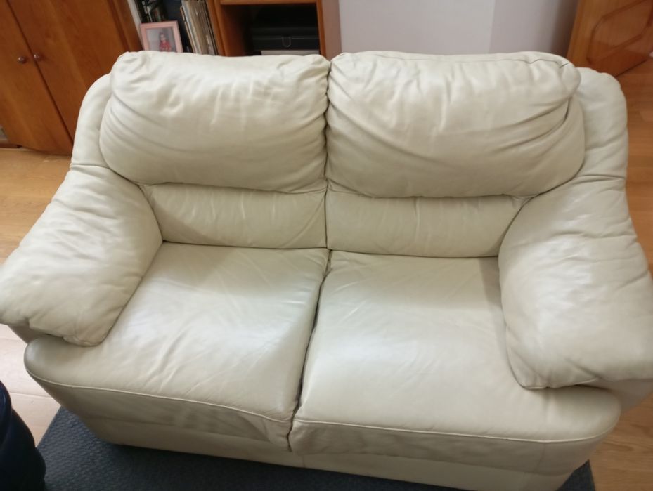 Sofá de dois lugares em cor creme