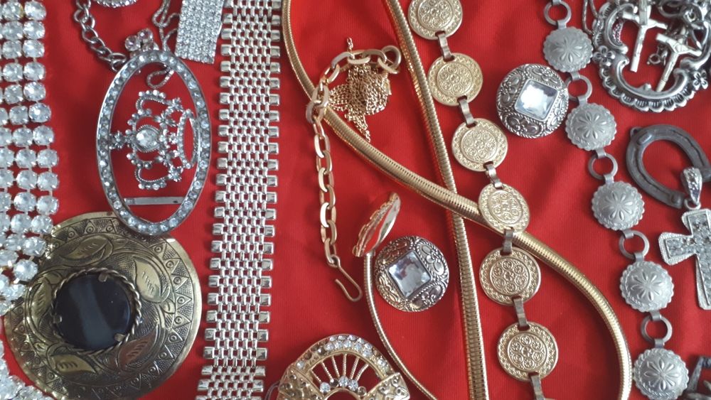 Duzo złotych srebrnych pasów dużo rożnych