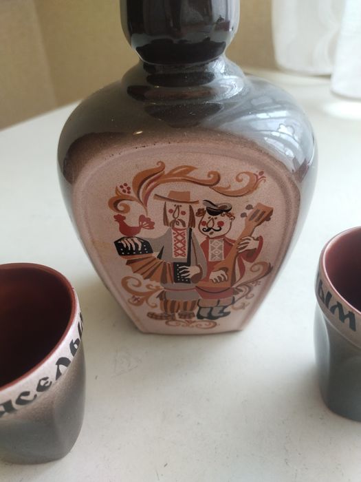 Штоф с двумя рюмками. Керамика.