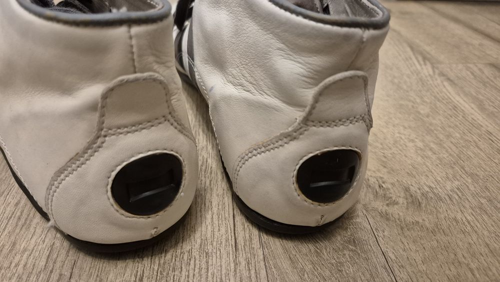 Camper buty skórzane 40
Czarne z drobinkami brokatu
Duża łyż
