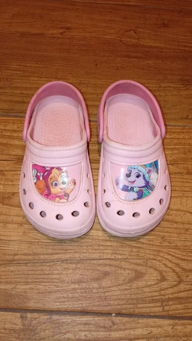 Klapki dziewczęce  bliźniaczki 27 typu crocs Psi Patrol Sky i Everest posiadam druga taka sama parę:)