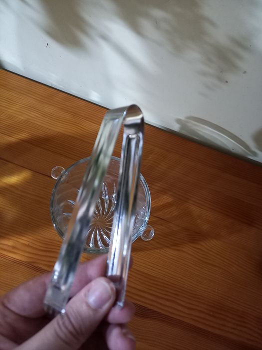 Balde de vidro e pinça