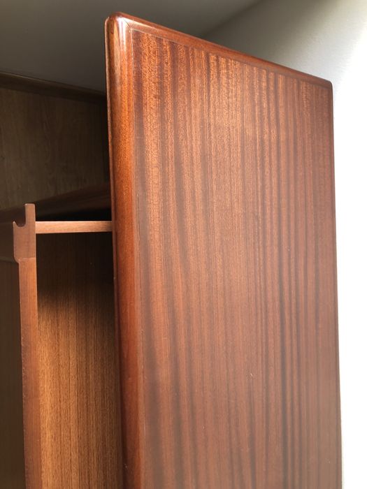 Móvel de madeira maciça