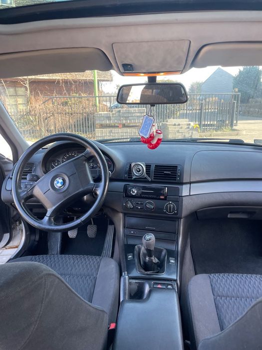 BMW Seria 3 am BMW 318i E46 z silnikiem benzynowym o pojemności 1.9 (118 KM).