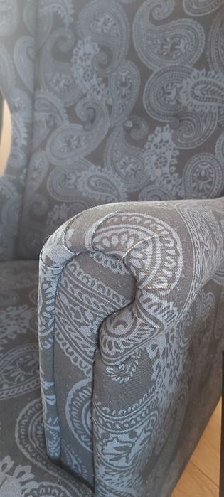 Granatowy fotel uszak