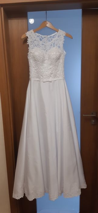 Skromna klasyczna biała suknia ślubna