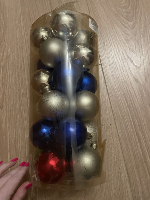 Новорічні прикраси в упаковці
