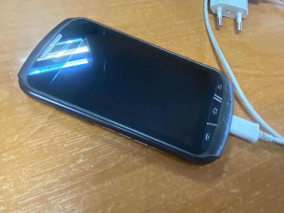 używany telefon SAMSUNG na 2 karty sim + ładowarka