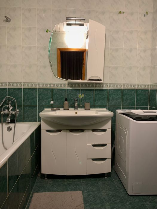 Здається окрема кімната для дівчини, без проживання власників