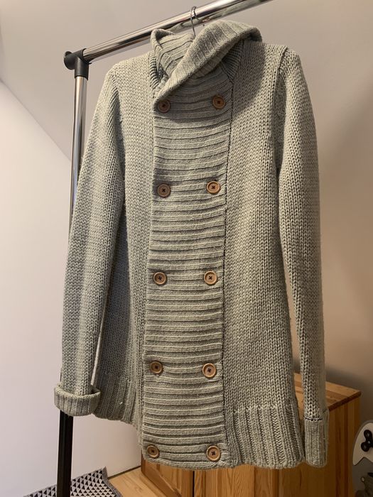 Ciepły sweter na drewniane guziki S/M szary