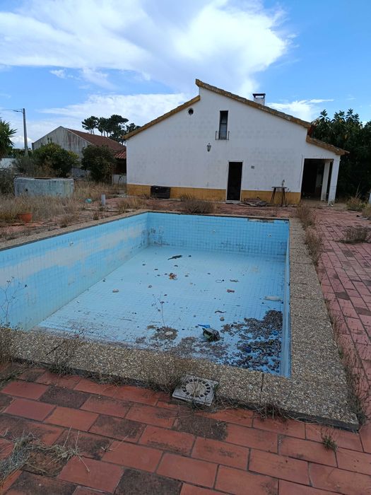 Moradia isolada com piscina em Azeitão terreno com 1863 m2