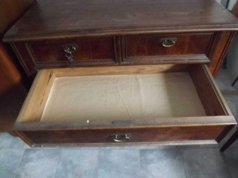 Stara zabytkowa drewniana komoda z szufladami