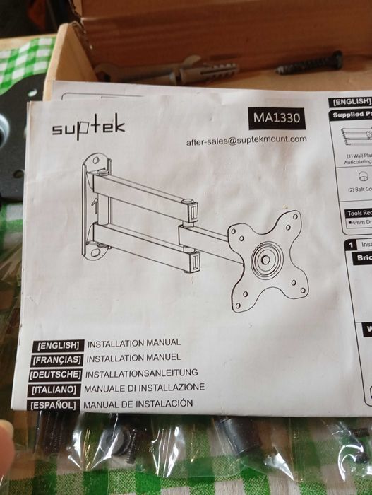 Stojak do montowania monitora na ścianie.