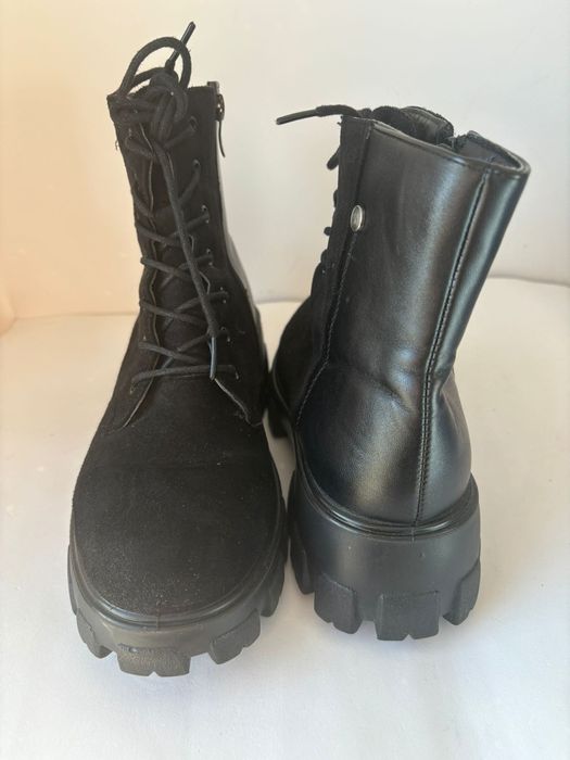 Botas pretas em bom estado