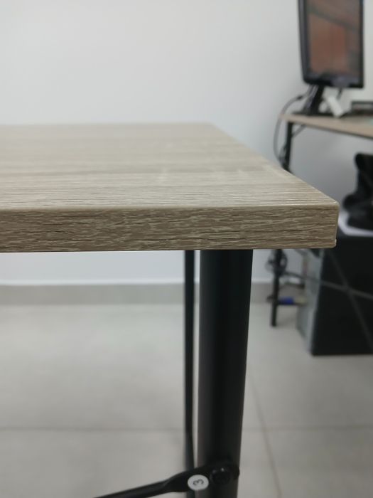 Стіл письмовий в ідеальному стані