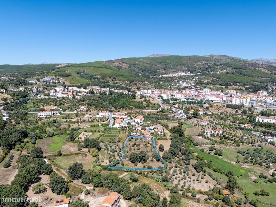 Moradia em pedra isolada com piscina e jardim