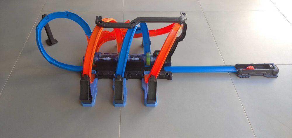 Pista Hot Wheels Triple Looping