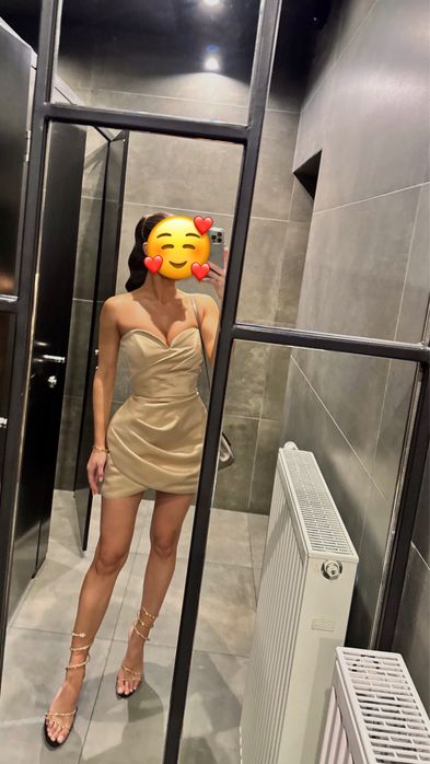 Вечірня бежева сукня