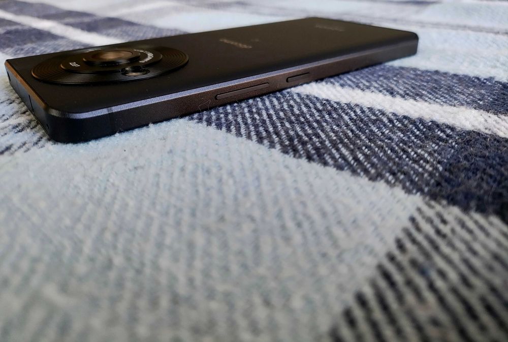 Смартфон Sharp AQUOS R8PRO - з легендарною оптикою Leica 2sim\NFC\IP68