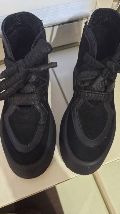 Круті, замшеві черевики