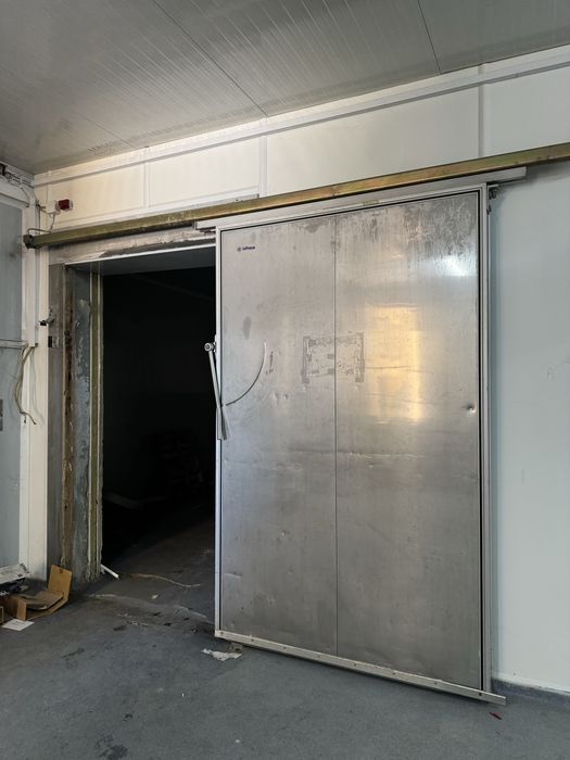 Porta câmara frigorifica - medidas: 2,40 altura 1,50 largura