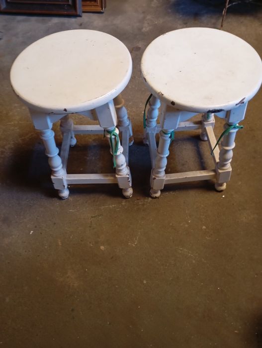 Vendo estes bancos muito bonito bom estado