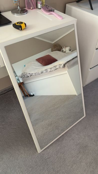 Białe lustro drewniana oprawa